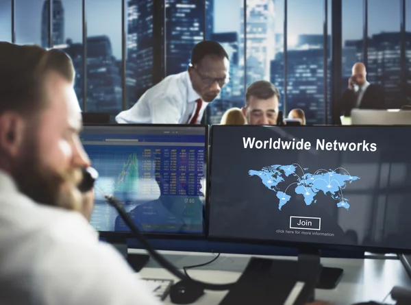 Mensen uit het bedrijfsleven werken en wereldwijde netwerken — Stockfoto