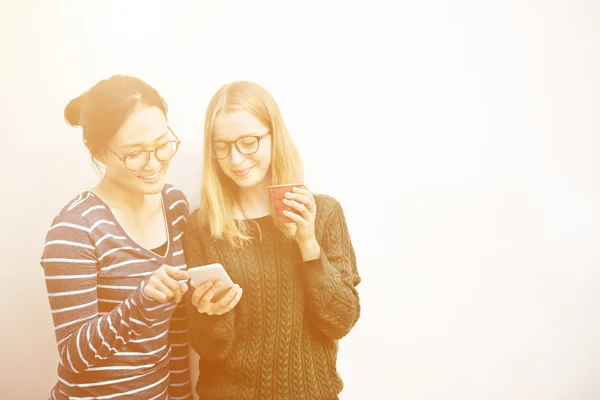 Estudante meninas com celular — Fotografia de Stock