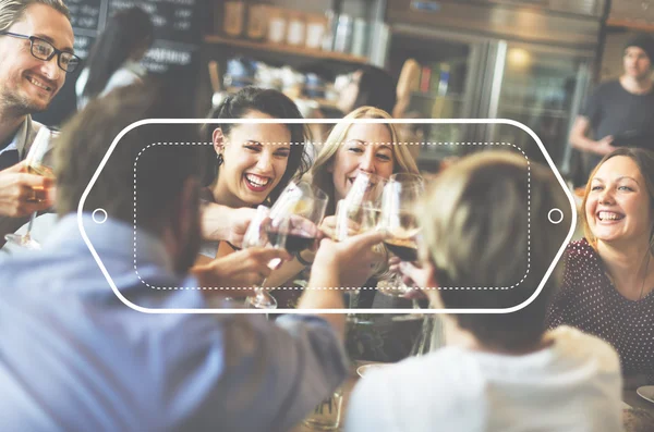 Beste vrienden drinken samen — Stockfoto