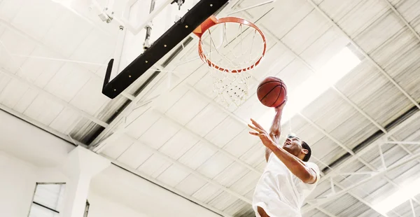 Esportista jogando basquete — Fotografia de Stock