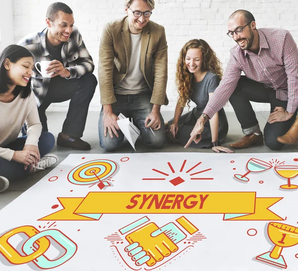 Ontwerpers werken met poster en synergie — Stockfoto
