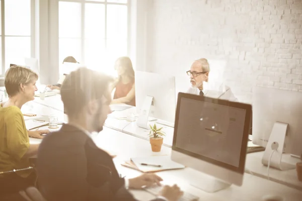 Uomini d'affari che lavorano insieme — Foto Stock