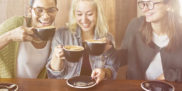 Amigos felices beber café — Foto de Stock
