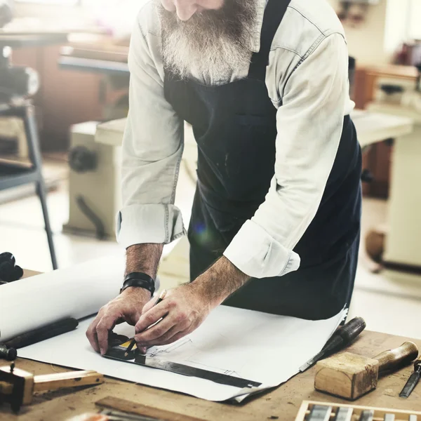 Handyman desenho em estúdio — Fotografia de Stock