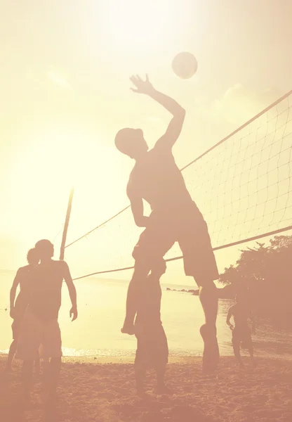 Ludzi grających w siatkówkę plażową — Zdjęcie stockowe