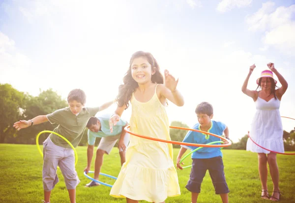 Família fazendo exercício com aros hula — Fotografia de Stock