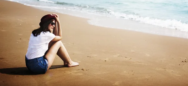 Vrouw ontspanning op strand — Stockfoto