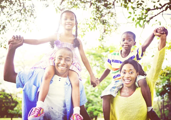 Gelukkige Afrikaanse familie in park — Stockfoto