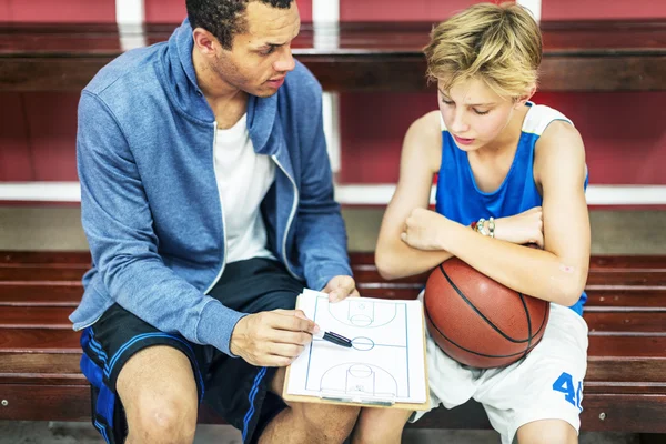 Basketballer diskutieren Spielplan — Stockfoto