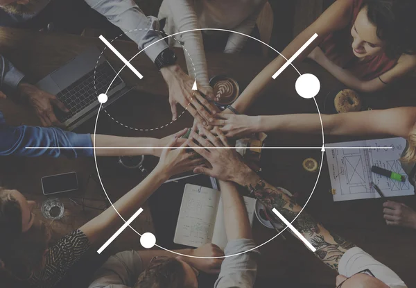 Business-team som håller händerna ihop — Stockfoto