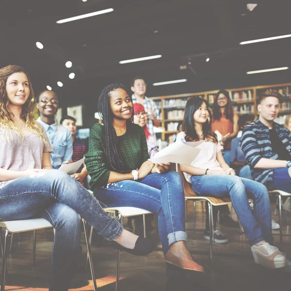 Compagni di classe in aula con lezione — Foto Stock