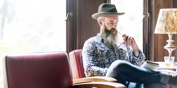 Jounalist Écrire dans un carnet de notes dans un café — Photo