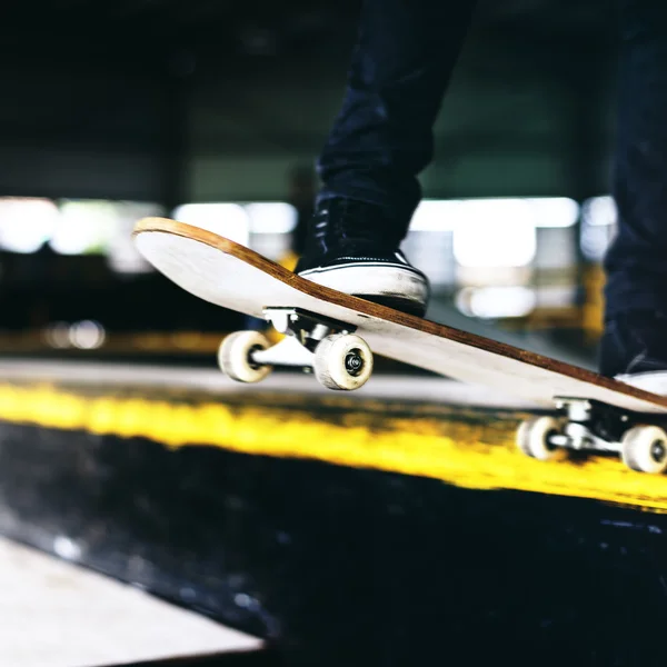 Cavalcata uomo su Skateboard — Foto Stock