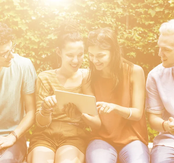 Dijital tablet ile oturma arkadaşlar