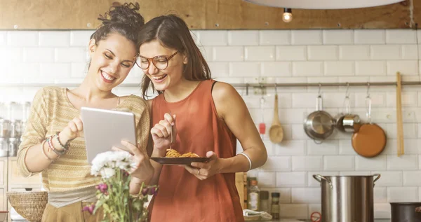 Amici Cucinare la cena insieme — Foto Stock