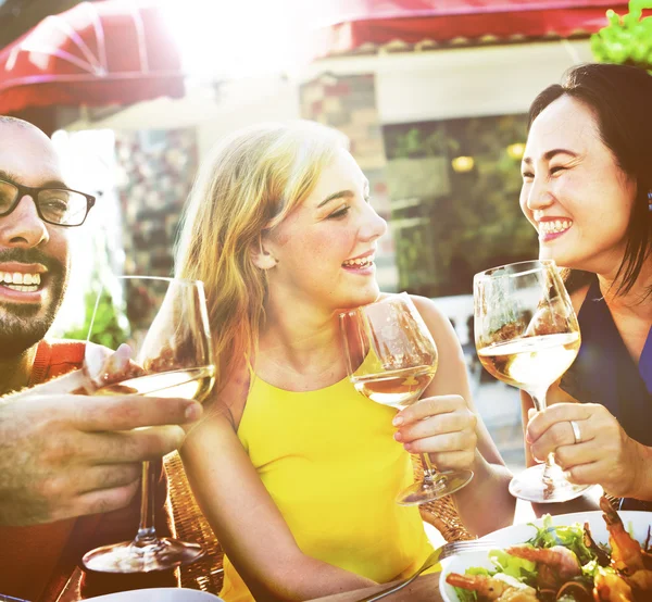 Vrienden aan tafel zit — Stockfoto