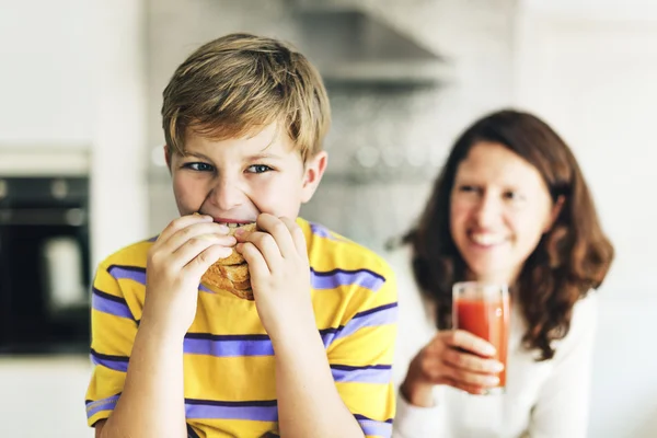 Barn och mamma middag — Stockfoto
