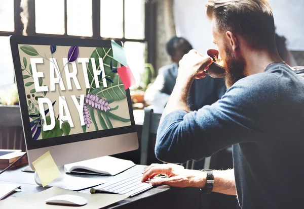 bilgisayarda çalışan adam