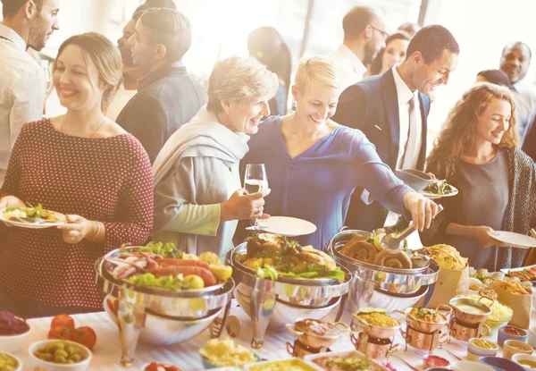 Diversität Menschen essen Rezeptionskost — Stockfoto