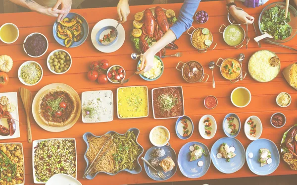 Amigos comiendo para la mesa grande — Foto de Stock