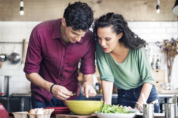 Молодая пара готовит еду — стоковое фото