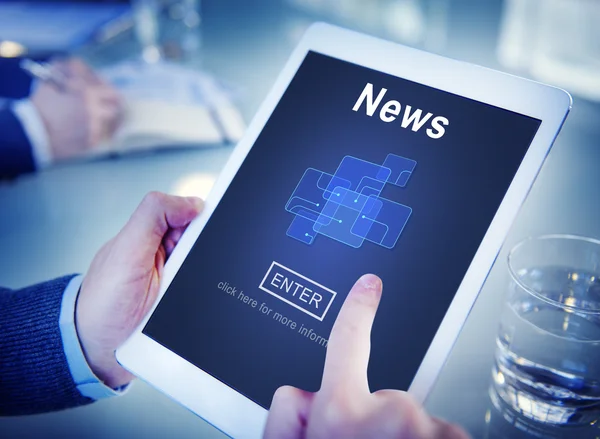 Hombre usando tableta y concepto de noticias —  Fotos de Stock