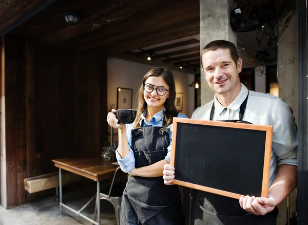 Kelnerzy z tablica w pobliżu restauracja — Zdjęcie stockowe