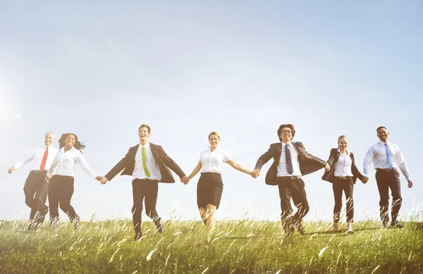 Gente de negocios corriendo al aire libre — Foto de Stock