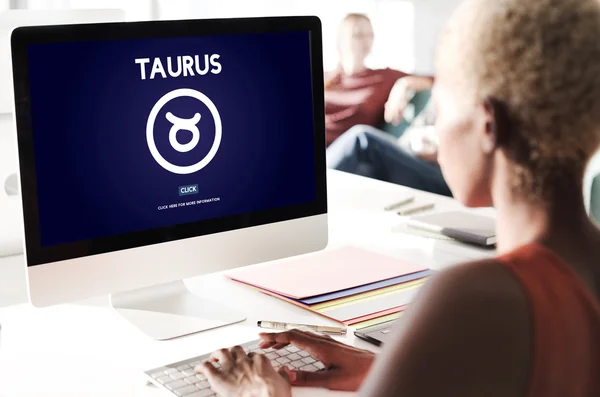 Бизнесвумен, работающая на компьютере с taurus — стоковое фото
