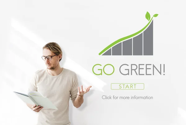 Uomo d'affari che lavora con go green — Foto Stock