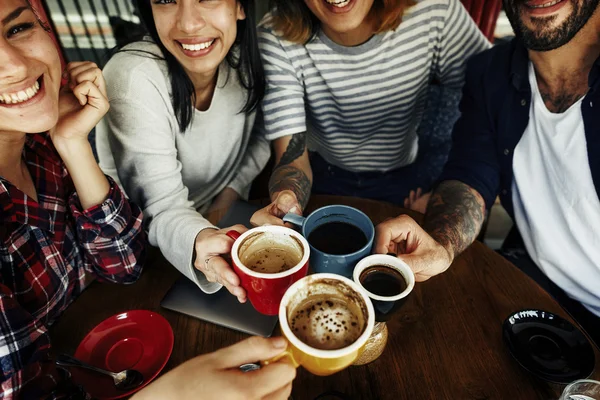 Amigos bebiendo bebidas en la cafetería — Foto de Stock