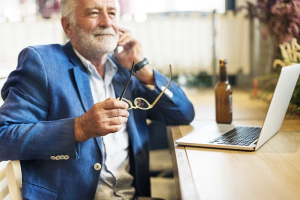 Hombre con portátil en la cafetería — Foto de Stock