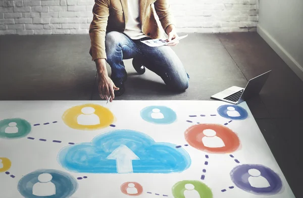 Hombre de negocios trabajando con la nube — Foto de Stock