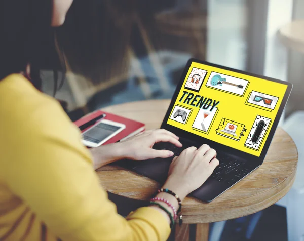 Dijital cihazlar kullanan kadın