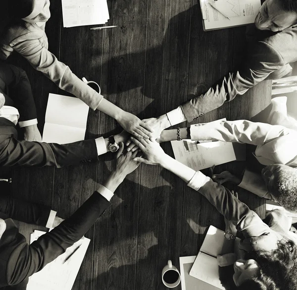 Бізнесмени тремтять руками на зустрічі — стокове фото
