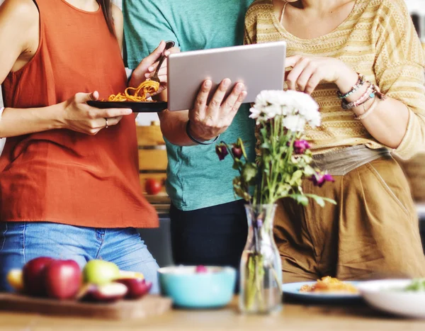 Arkadaşlar yemek ve iyi eğlenceler