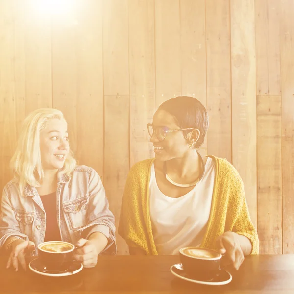 Happy friends drinking coffe — Stock Photo, Image