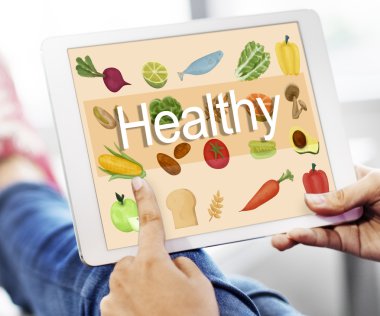 Tablet ile sağlıklı kavramı kullanan kadın