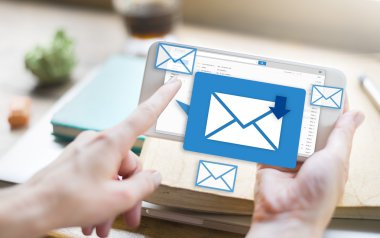 Eller akıllı telefonu tutuyor.