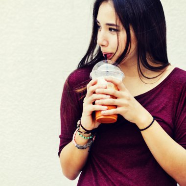 Genç kadın içki içecek