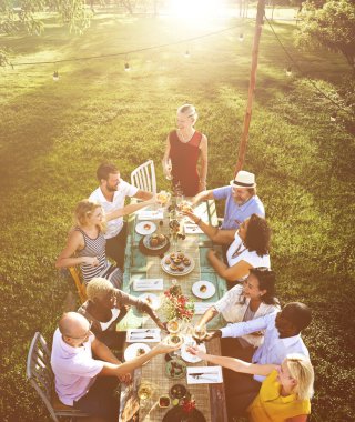 masada oturan ve kutlama insanlar