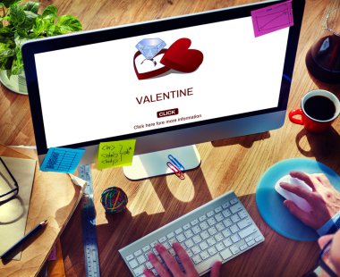 Bilgisayarda çalışan adam