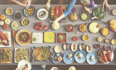 arkadaşlar büyük tablo için yemek