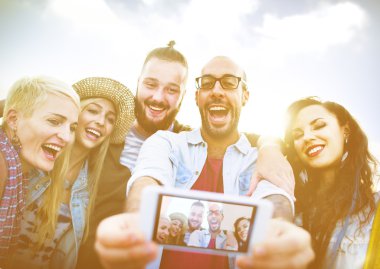 İnsanlar alarak selfie