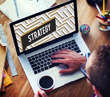 Dizüstü bilgisayarda çalışan adam