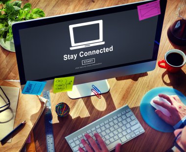 Bilgisayar kullanan adam 