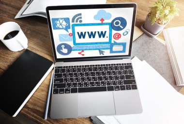 masa üstünde laptop açık 