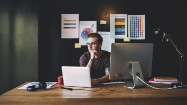 Fotoğrafçı ile dijital devises çalışma