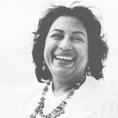 Kadın poz veriyor ve gülümsüyor