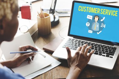 iş kadını ofiste defter ile